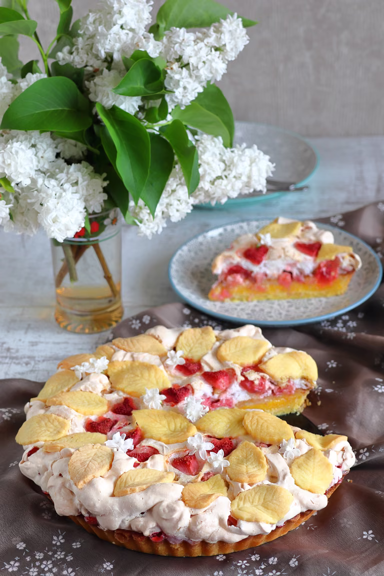 Tarta cytrynowa z rabarbarem i truskawkami w bezie