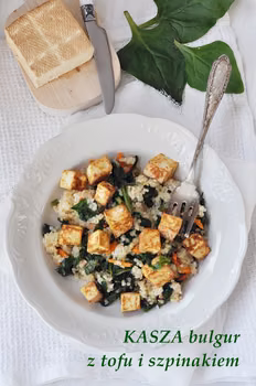 Kasza bulgur z tofu i szpinakiem