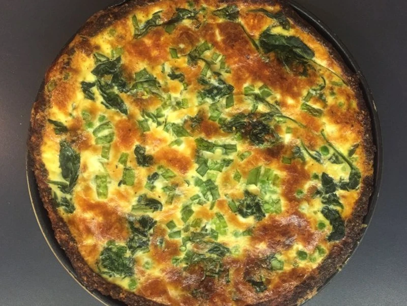 Tarta na kalafiorowym cieście z groszkiem i szpinakiem