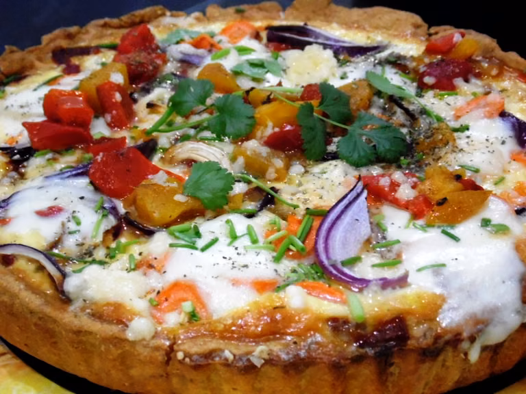 Wiosenna fritata z kiełkami strączków, młodymi ziemniakami i twarożkiem.