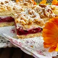 Kruche ciasto ze śliwkami i bezą
