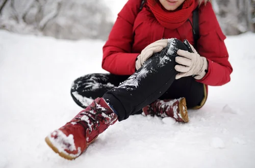 Tłumy w szpitalach po upadkach na lodzie. Służby apelują o pozostanie w domach!