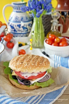 Domowe burgery z fetą i oliwkami - Greek Burgers