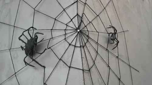 Pajęczyna z wełny i pająki z bibuły na Halloween