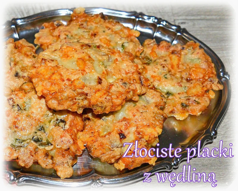 Złociste placki z pieczarkami i wędliną