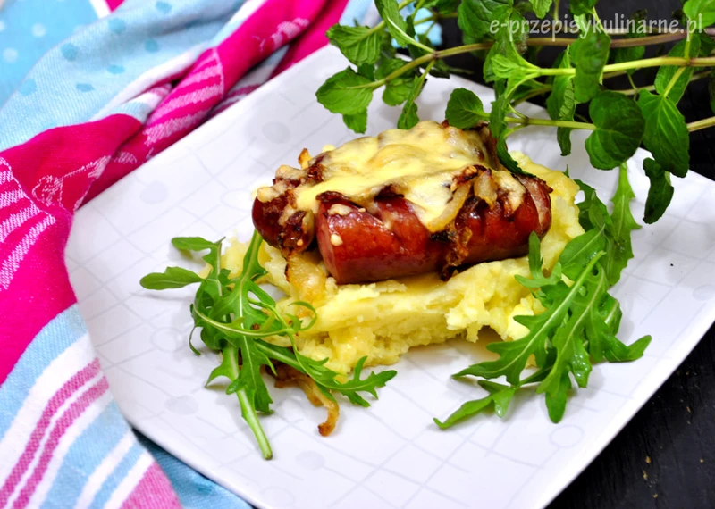 KIEŁBASA ZAPIEKANA NA PUREE ZIEMNIACZANYM