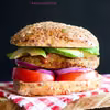 BURGER ZE SŁODKICH ZIEMNIAKÓW Z  FASOLĄ I KASZĄ QUINOA