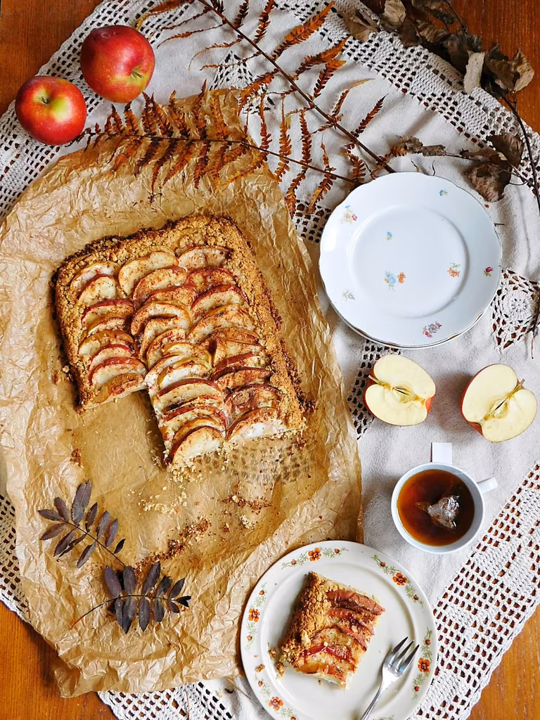 Tarta owsiana z jabłkami i cynamonem