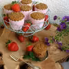Owsiane muffinki z rabarbarem w towarzystwie truskawek