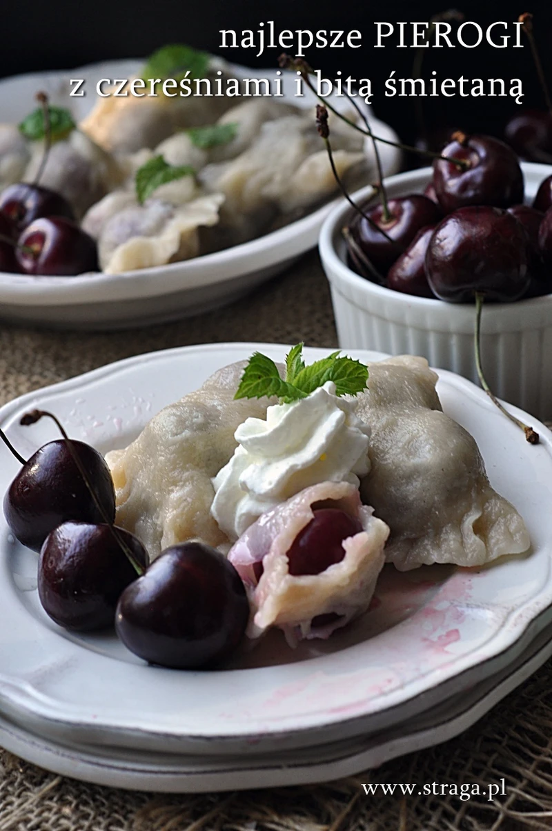 Najlepsze pierogi z czereśniami ze śmietaną i cukrem