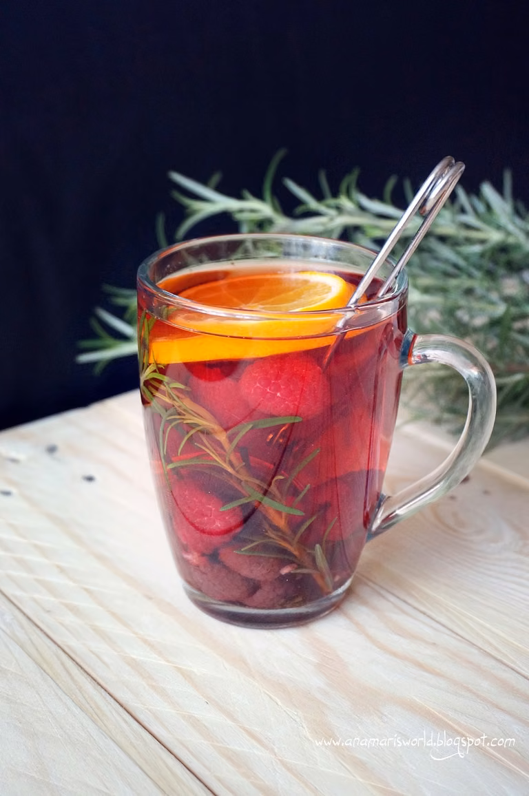 Malinowa herbata z rozmarynem i pomarańczą