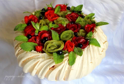 Tort bezowy Pavlova z różami z kiwi i truskawek