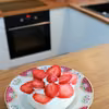 Torciki bezowe z truskawkami i bitą śmietaną