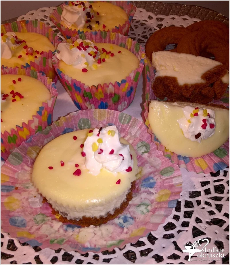 Mini serniczki z mascarpone na ciasteczkowym spodzie