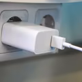 Wiemy, ile kosztuje trzymanie ładowarki w gniazdku!