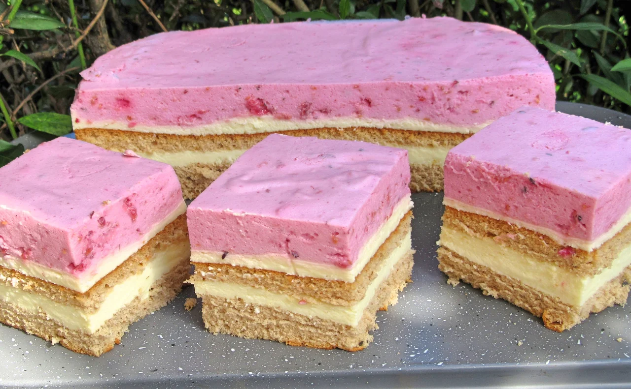 CIASTO MALINOWY KRÓL-sernik na biszkopcie toffi z pianką jogurtową z malinami, pyszne i łatwe ciasto +FILM